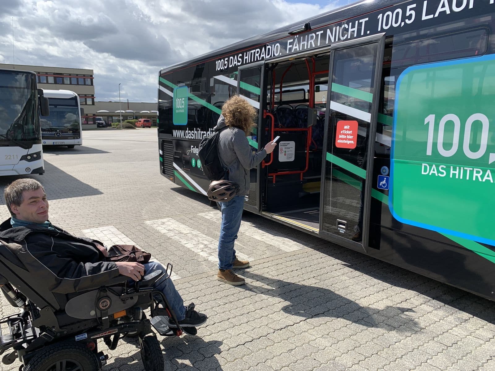 Test der BusBuddy-App an einer Bushaltestelle in Aachen.