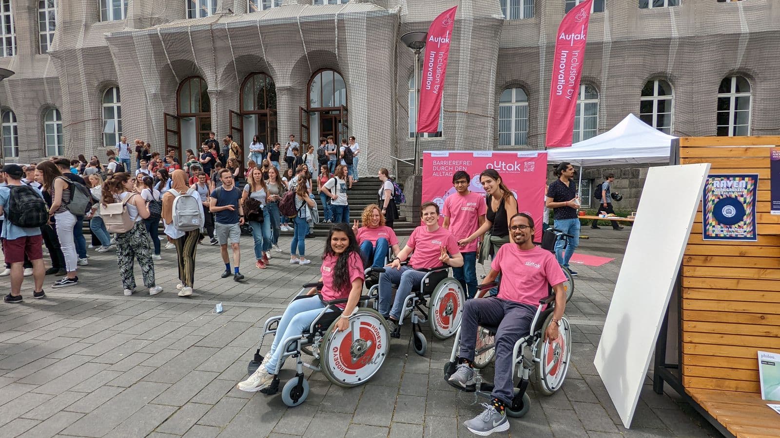 Rollstuhlfahrende bei einem Autak-Event im Freien.